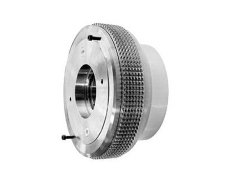 A hydraulic clutch replaces the steel cable with a sealed hydraulic circuit.
