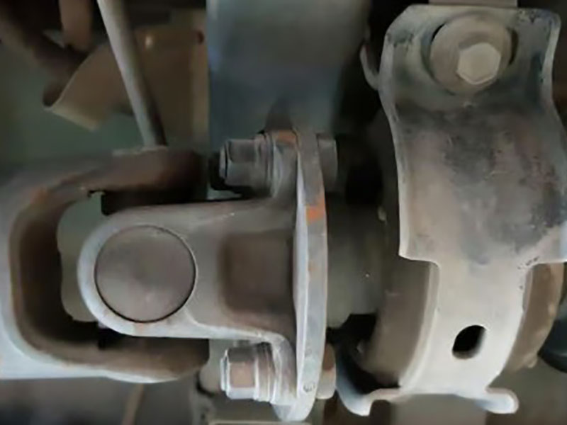u-joint-failure-symptoms-clunking-vibration-squeaking-guide