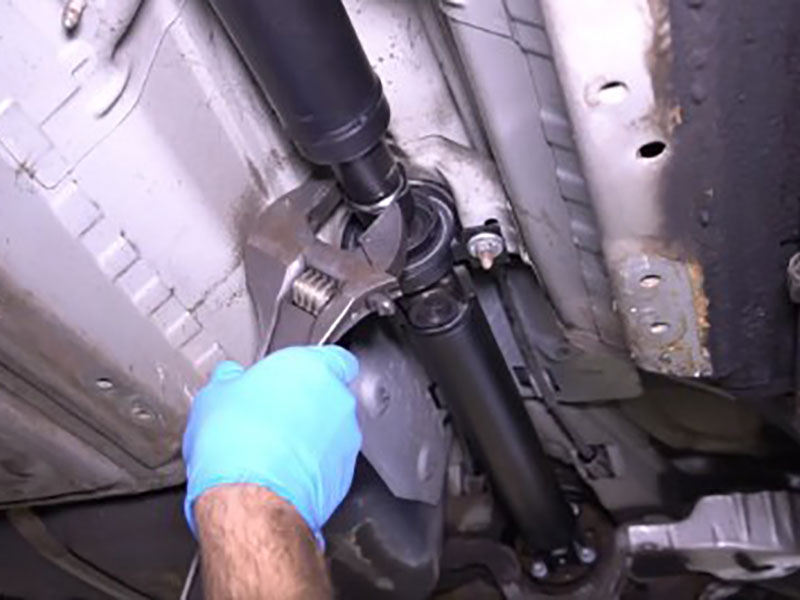 u-joint-twist-test-driveshaft-play-inspection