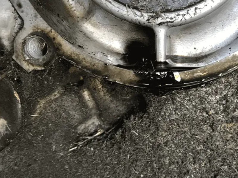 Vehicle underside diagram showing oil seal leak signs including oil around pulley, drips under engine transmission and differential, timing belt contamination, gear oil smell, wheel hub grease leakage, and low fluid level`